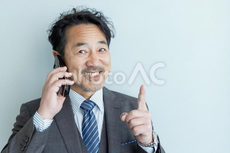スマートフォンでビジネスパーソン スマートフォン,ビジネスマン,指差しの写真素材