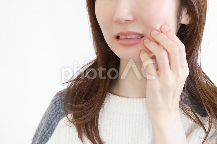 歯の痛み　ほっぺたを押さえる女性 歯の痛み,虫歯,歯肉炎の写真素材