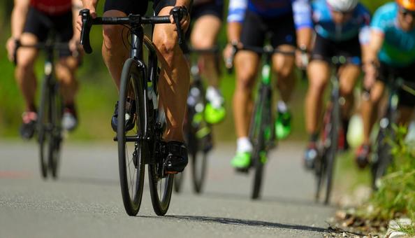 トライアスロン 自転車をこぐ選手たち トライアスロン 自転車をこぐ選手たちの写真