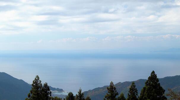 西天城高原から眺める宇久須港と駿河湾 西伊豆,晩秋,初冬の写真素材