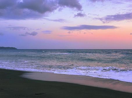 夕暮れ時の水平線（海辺の景色） 海,ビーチ,海岸の写真素材