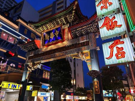 横浜中華街入口(斜めアングル) 横浜中華街入口(斜めアングル)の写真