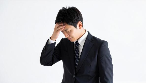 悩み考えるビジネスマン 悩み考えるビジネスマンの写真
