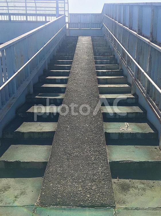 歩道橋の階段の写真素材 歩道橋,階段,コンクリートの写真素材