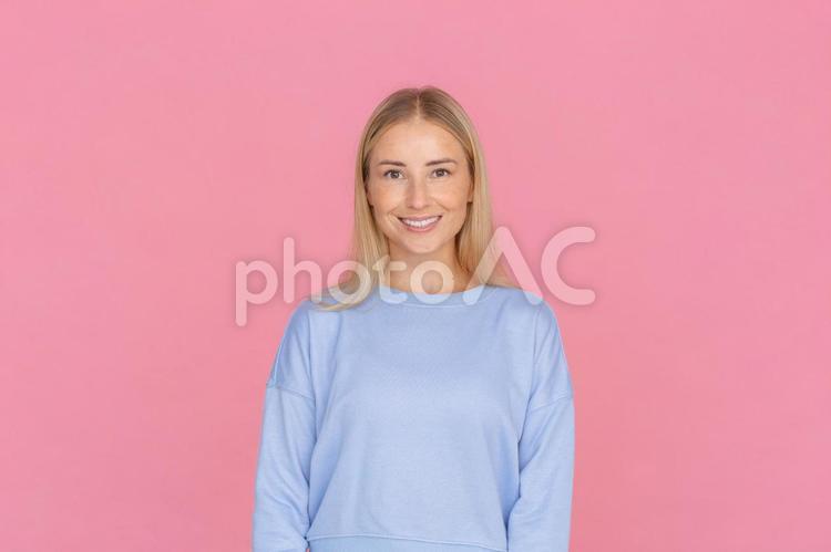 正面を向いて笑顔の女性 女性,カメラ目線,笑顔の写真素材