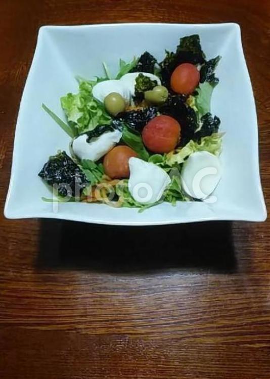 モッツァレラとオリーブとトマト入りサラダ モッツァレラ,オリーブ,トマトの写真素材