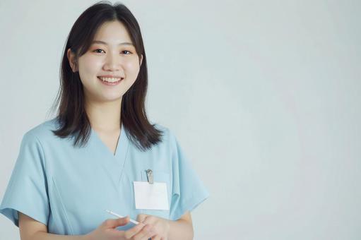 若い女性理学療法士の笑顔 若い女性理学療法士の笑顔の写真