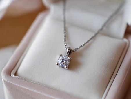 ピンク色の箱に入ったネックレス ピンク色の箱に入ったネックレスの写真