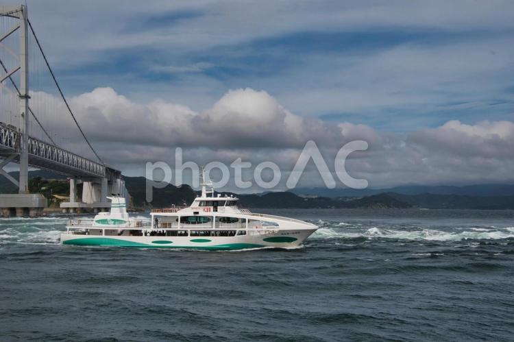 鳴門海峡を航行する遊覧船 鳴門海峡,航行,遊覧船の写真素材
