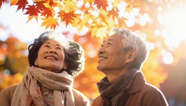 紅葉狩り　紅葉を眺めるシニア夫婦の横顔の写真