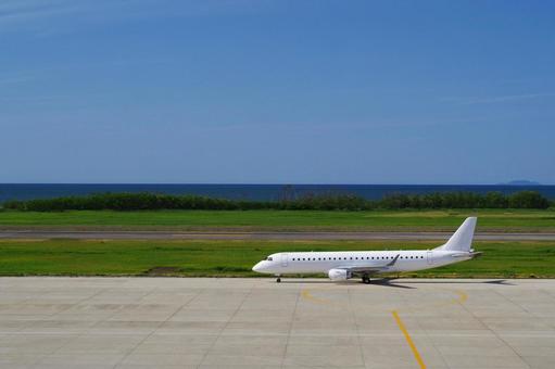 地上にいる飛行機と青空 地上にいる飛行機と青空 飛行機,ジェット機,乗り物の写真素材