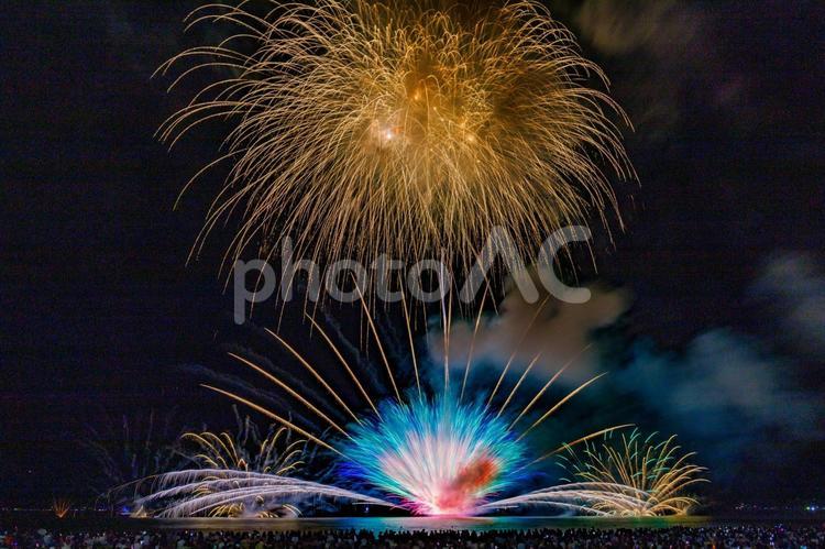 夜空に咲く黄金の花と水中花火 花火,打ち上げ花火,花火大会の写真素材