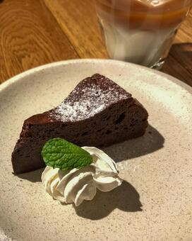 ガトーショコラとアイスカフェラテ ガトーショコラ,チョコレートケーキ,ケーキの写真素材