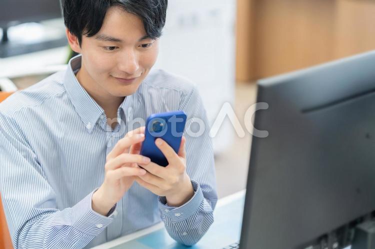 オフィスで働く男性エンジニア ビジネス,エンジニア,新入社員の写真素材
