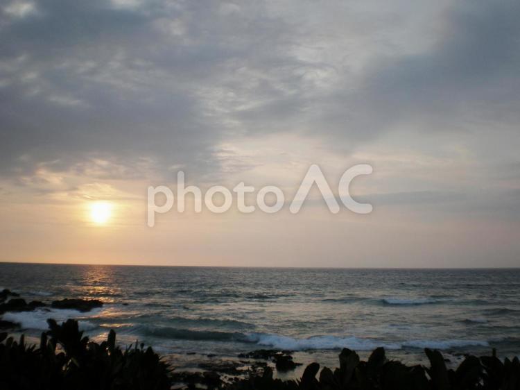 ハワイの海と空と夕日 ハワイ,ワイキキ,夕日の写真素材