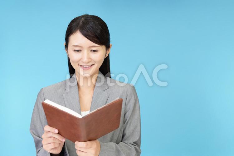 スケジュールを確認するビジネスウーマン 女性,ビジネスウーマン,女の写真素材