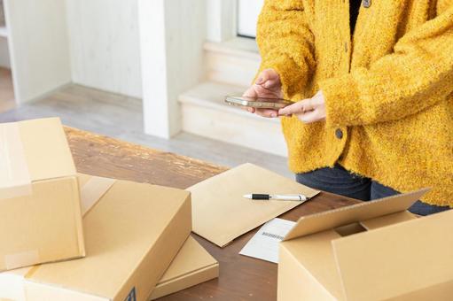 荷造りする女性の手元 荷造りする女性の手元 段ボール,荷造り,ガムテープの写真素材