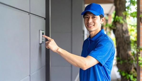 インターフォンを押す業者 インターフォンを押す業者の写真