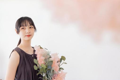 ワンピースの女性 ドライフラワー ワンピースの女性 ドライフラワー 女性,ワンピース,花の写真素材