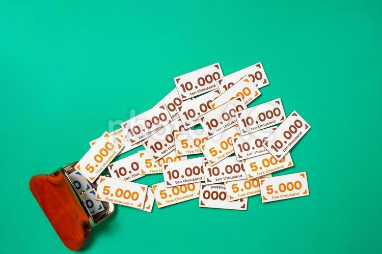 財布から飛び出したおもちゃのお金 お金,コピースペース,マネーの写真素材