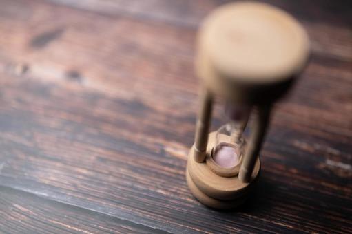 木製砂時計と木目テーブル 砂時計,木製,置物の写真素材