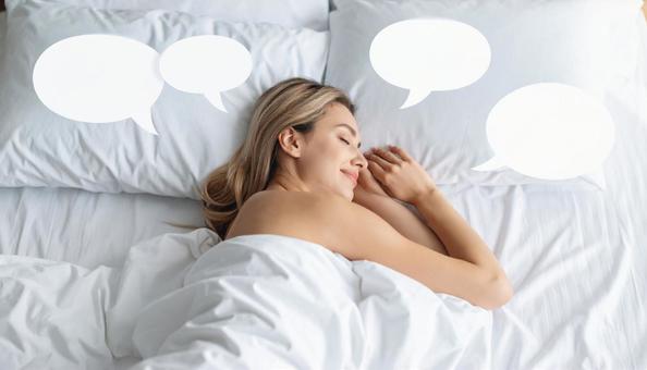 睡眠中、吹き出しの夢を見る女性 睡眠中、吹き出しの夢を見る女性の写真