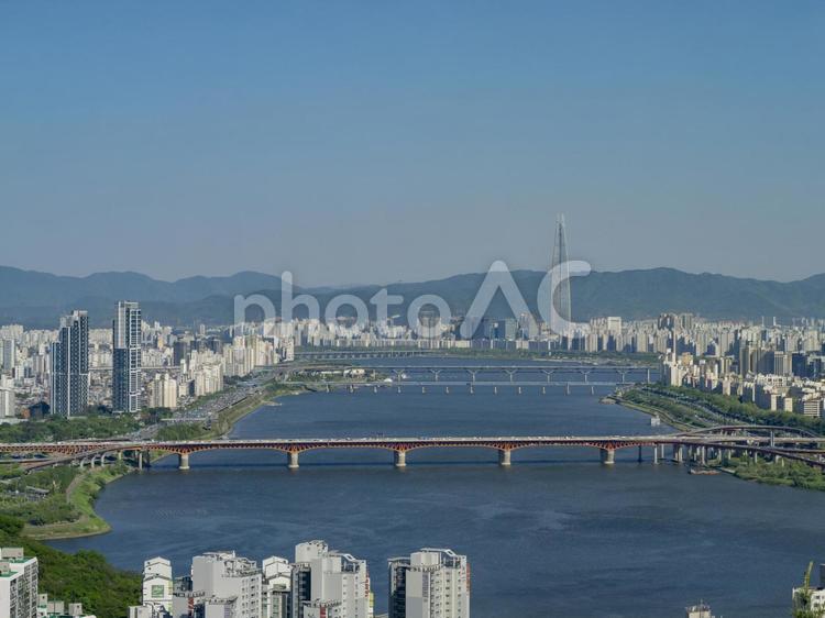 韓国ソウルの漢江とタワー 韓国,ソウル,漢江の写真素材