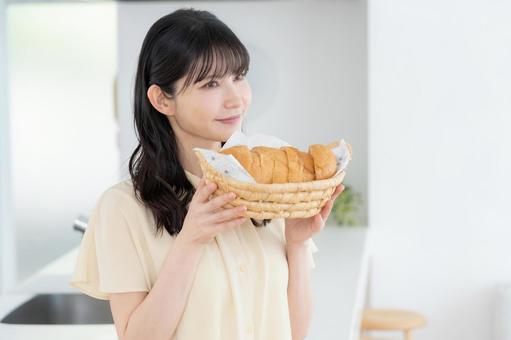 キッチンでパンを作るミドルの女性 キッチンでパンを作るミドルの女性 ランチ,料理,女性の写真素材
