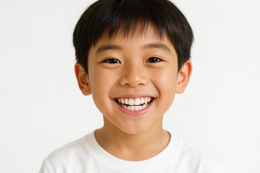 白い歯を見せた笑顔の男の子 白い歯を見せた笑顔の男の子の写真