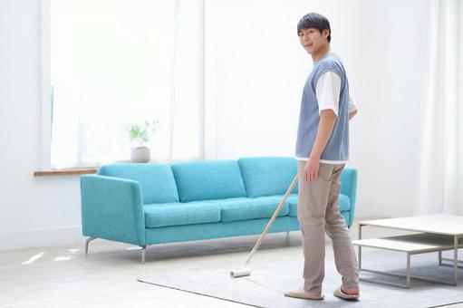 笑顔でカーペット掃除をする男性 男性,カーペットクリーナー,掃除の写真素材