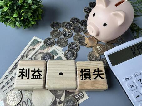 利益と損失のイメージ｜電卓と硬貨とお札 利益,損失,損益の写真素材