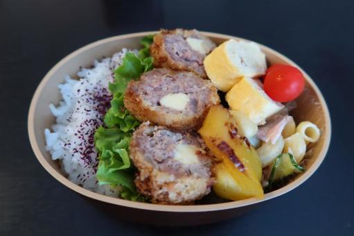 チーズメンチのお弁当 チーズメンチのお弁当の写真