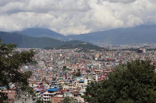 雲の多い空と山並みとカトマンズの街並み 雲,多い,空の写真素材