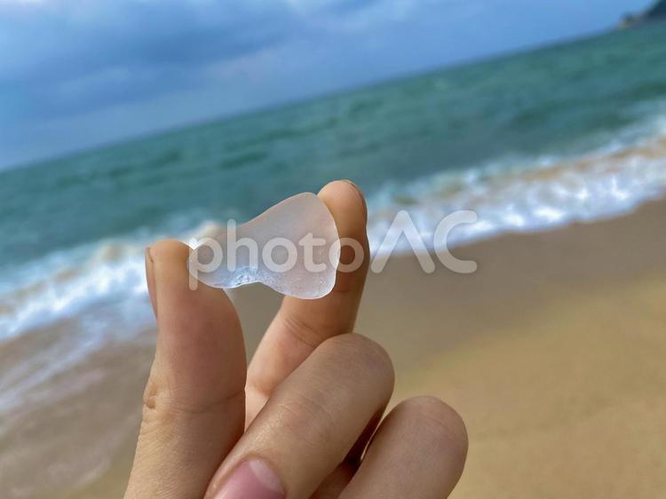 シーグラスと海 シーグラス,海,指の写真素材