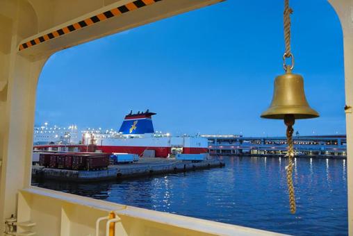 ジャンボフェリーあおいの船窓より 船,船窓,船旅の写真素材