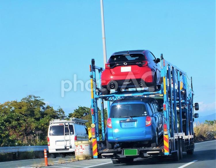 青と赤の車を載せたキャリアカー キャリアカー,カーキャリアー,トラックの写真素材