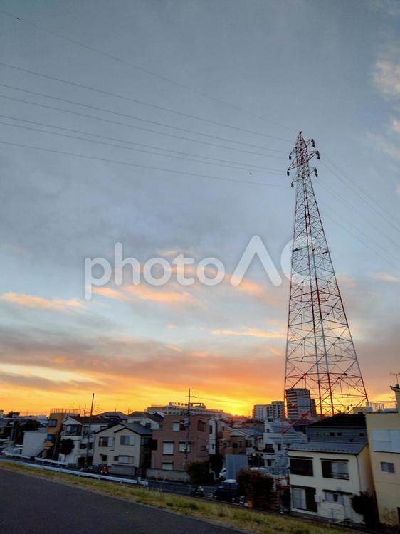 夕焼け空に染まる鉄塔と住宅街 河川敷,鉄塔,夕焼け空の写真素材