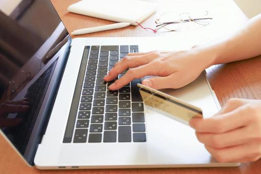 クレジットカードを使って買い物をする手元 クレジットカードを使って買い物をする手元 クレジットカード,ネットショップ,買い物の写真素材