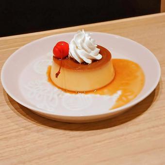 カスタードプリン カスタードプリン カスタードプリン,プリン,生クリームの写真素材