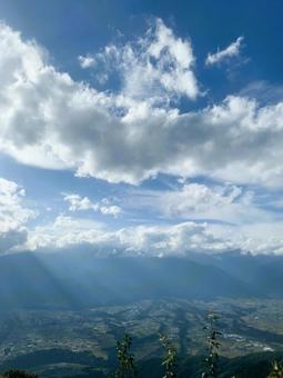 雲間から差し込む光と秋の山岳風景 雲間から差し込む光と秋の山岳風景の写真