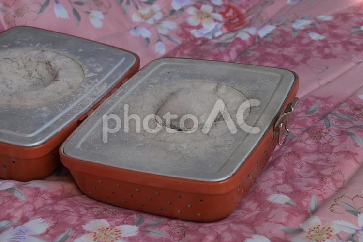 布団の上に置かれた昭和レトロの豆炭あんか 豆炭,あんか,暖房の写真素材