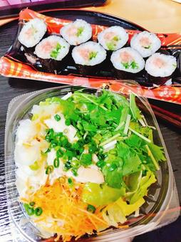 お寿司とサラダ 寿司,魚,生ものの写真素材