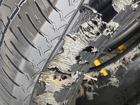 バーストタイヤ ② 車,タイヤ,バーストの写真素材