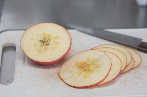 まな板の上のスターカットしたリンゴ スターカット,りんご,輪切りの写真素材