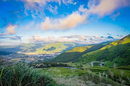 大分県　由布シルキーロードと由布岳の絶景 由布シルキーロード,由布岳,湯布院の写真素材