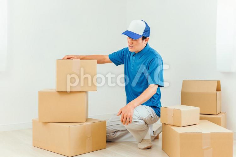 引越し作業をする男性（疲労） 引越し,引越し業者,ダンボールの写真素材