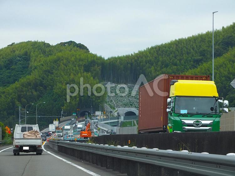 藤枝バイパス4車線化　新しいトンネル コンテナ輸送車,コンテナ,輸送車の写真素材