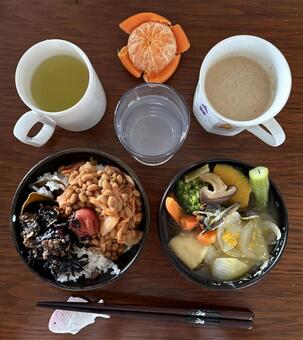 昆布ご飯に納豆とひじきと鰹梅などの朝食 朝食,あきたこまち,炊き上げの写真素材