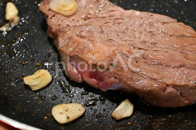 焼き目のついたステーキ ステーキ,生肉,牛肉の写真素材