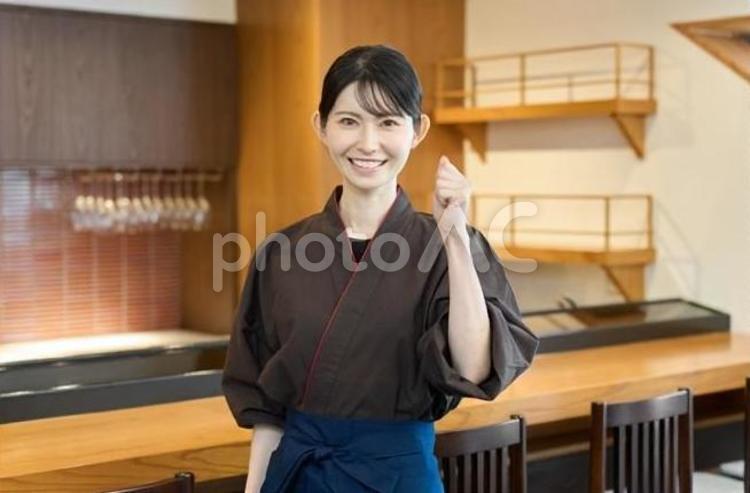 ガッツポーズをする和食の従業員 ガッツポーズ,和食,女性の写真素材